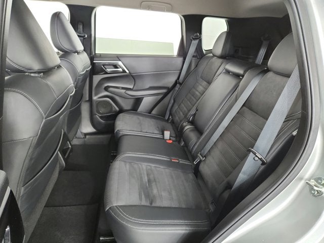 2023 Mitsubishi Outlander Base