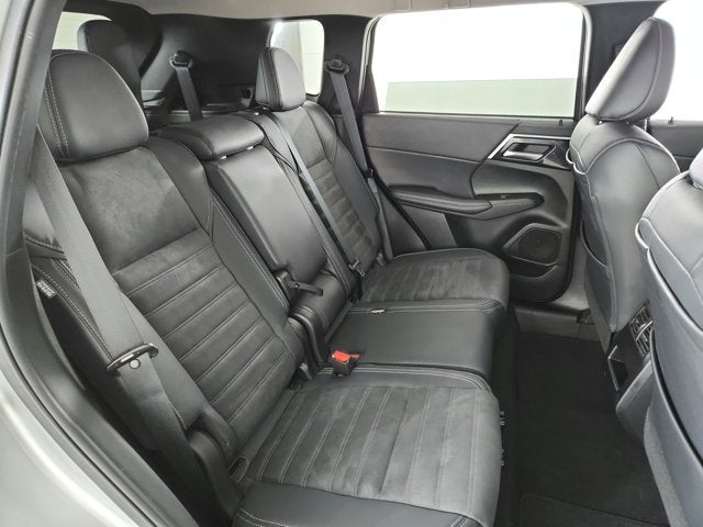 2023 Mitsubishi Outlander Base