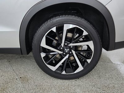 2023 Mitsubishi Outlander Base