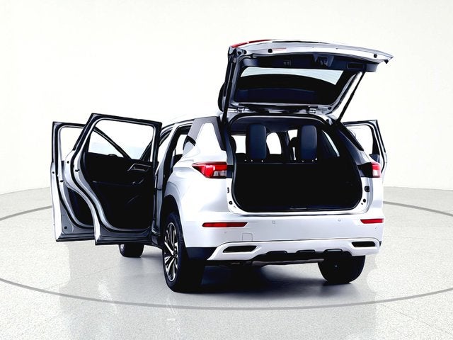 2023 Mitsubishi Outlander Base