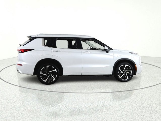2022 Mitsubishi Outlander Base