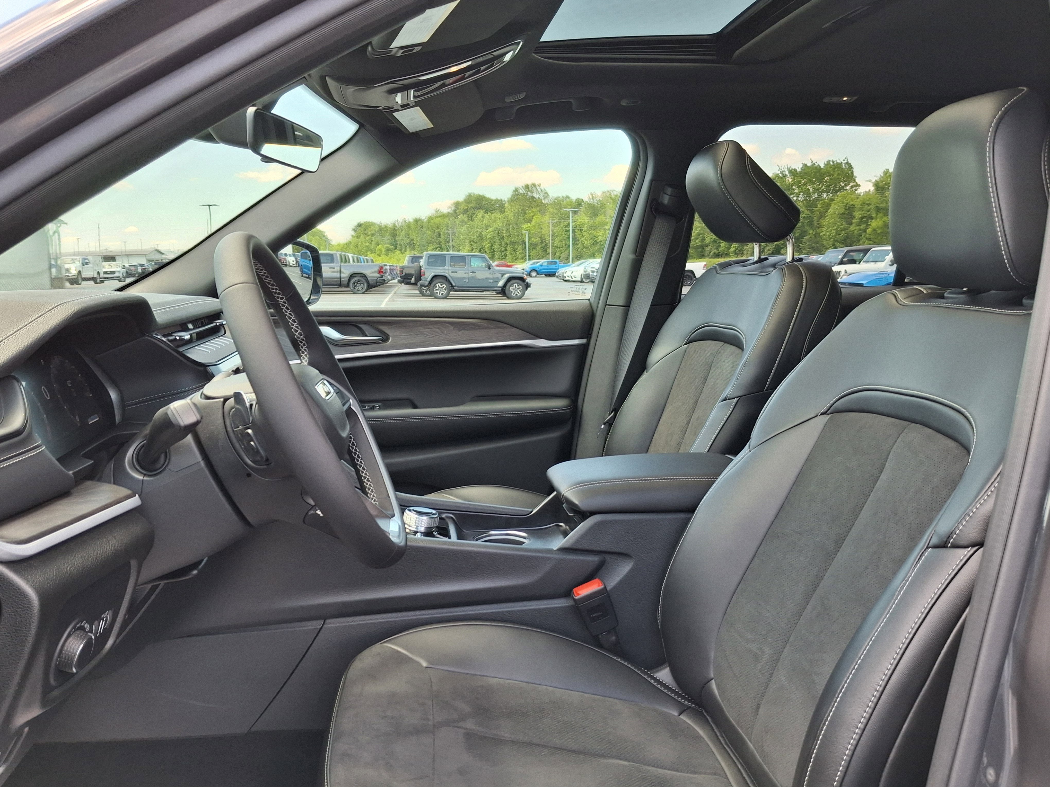 2026 Jeep Grand Cherokee Laredo Altitude