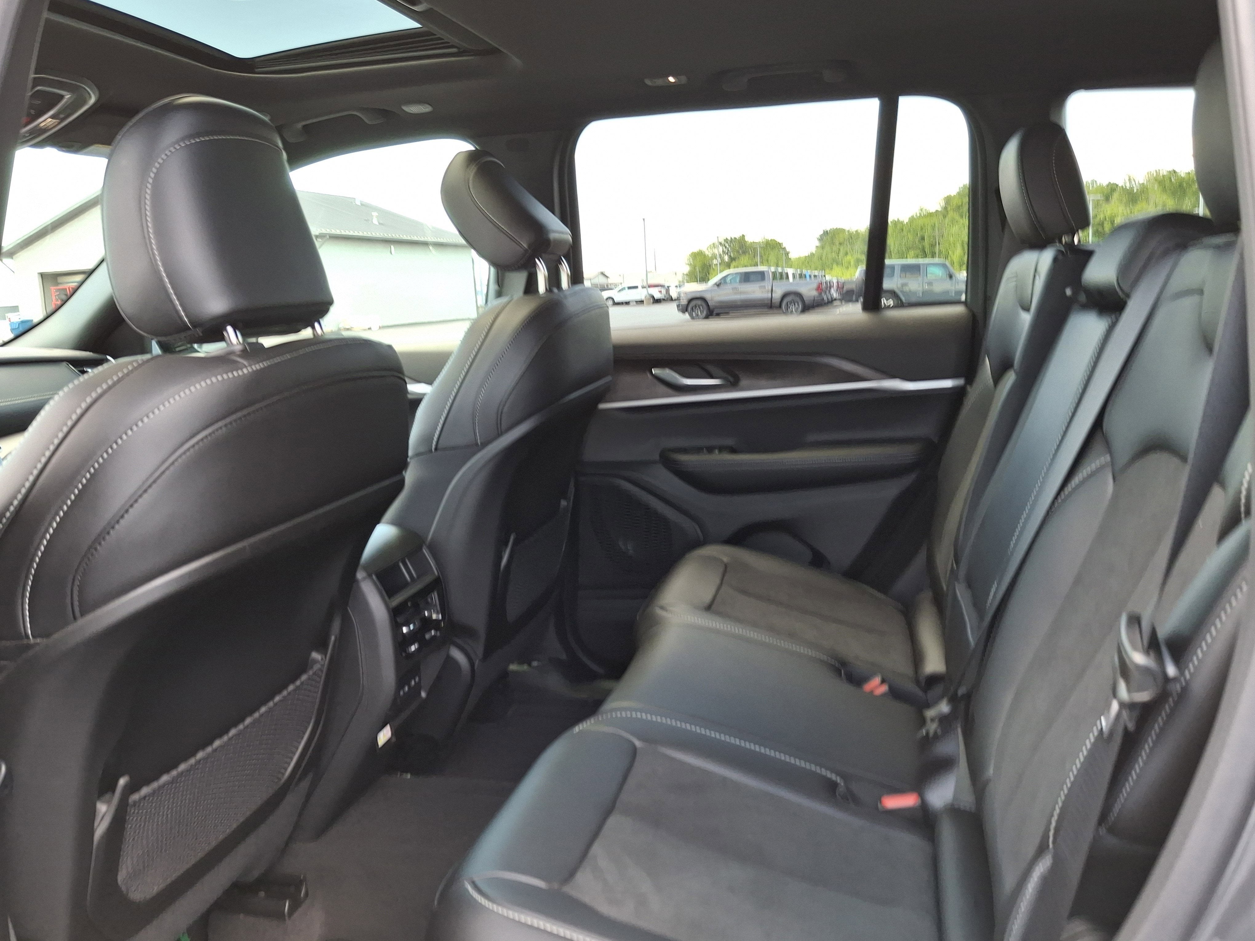 2026 Jeep Grand Cherokee Laredo Altitude