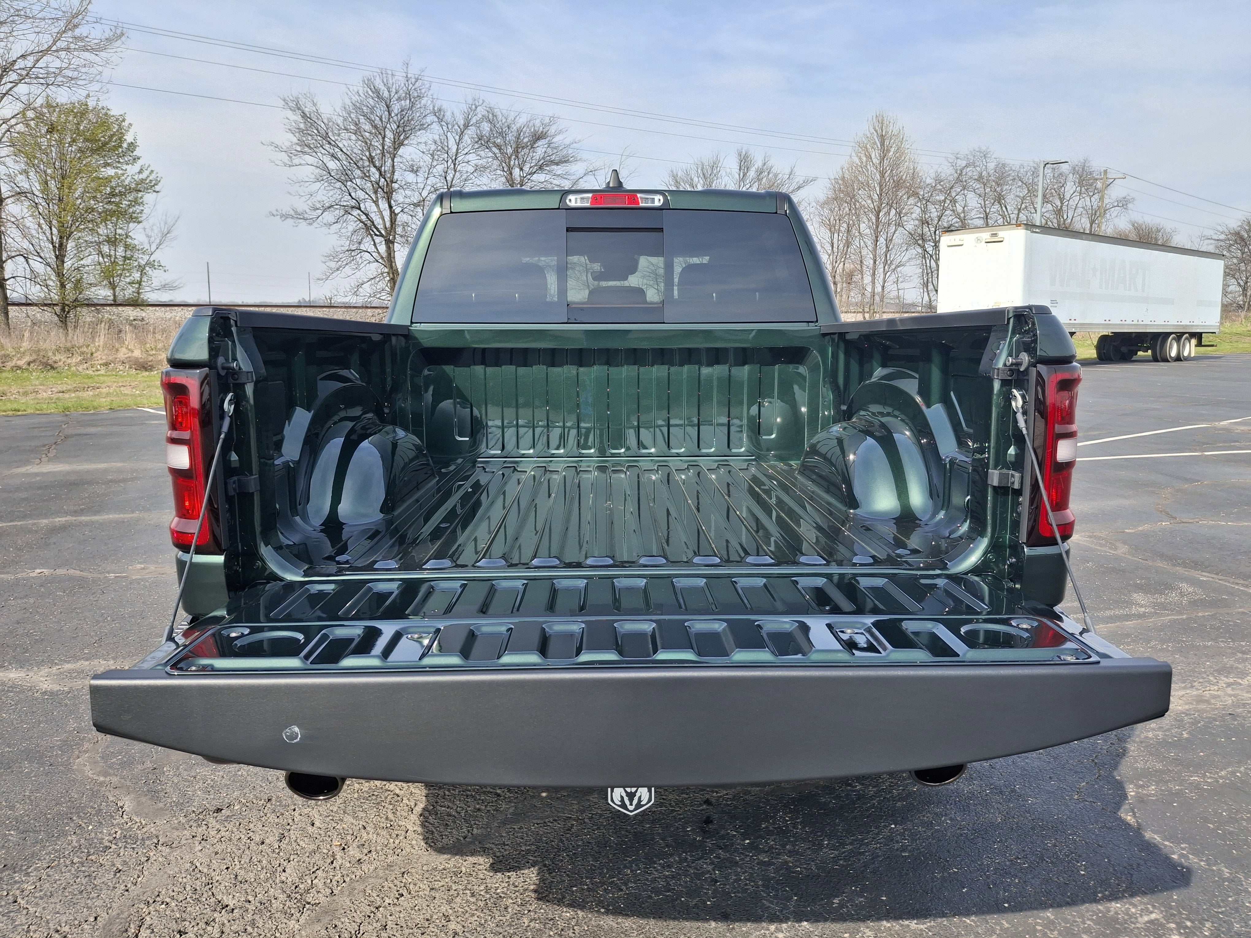 2026 RAM 1500 Express 4x4 Crew Cab 5'7 Box