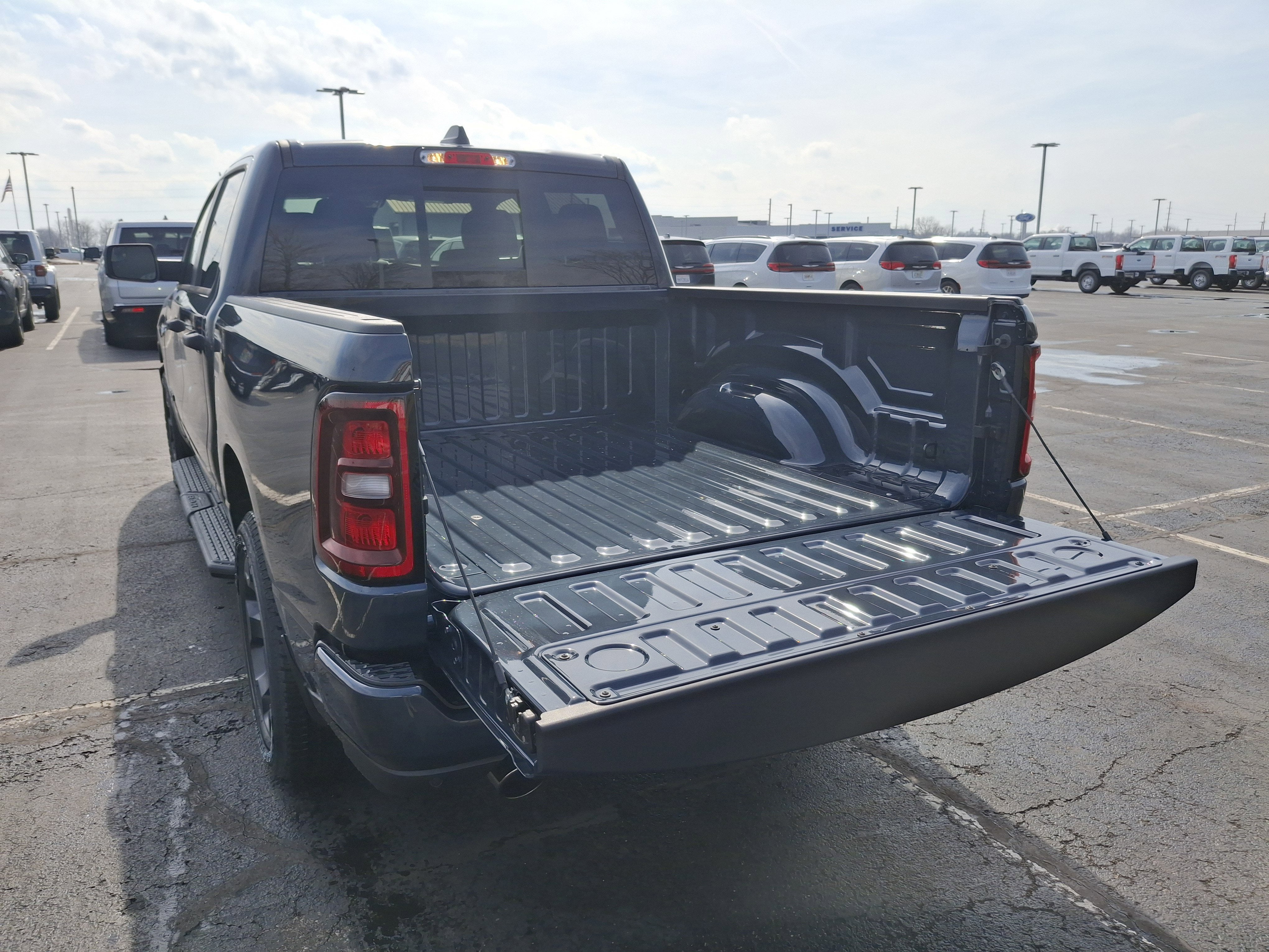 2026 RAM 1500 Express 4x4 Crew Cab 5'7 Box