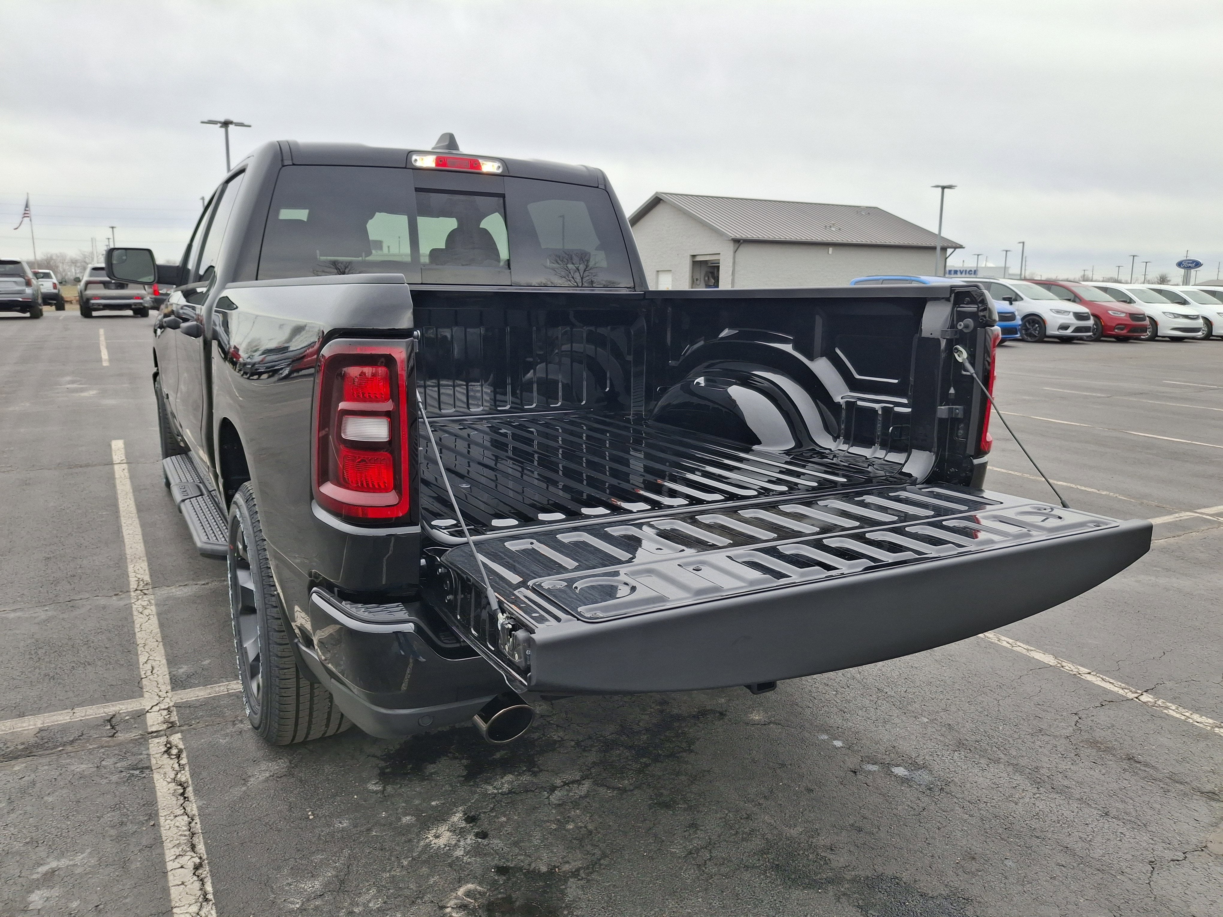 2026 RAM 1500 Express 4x4 Crew Cab 5'7 Box