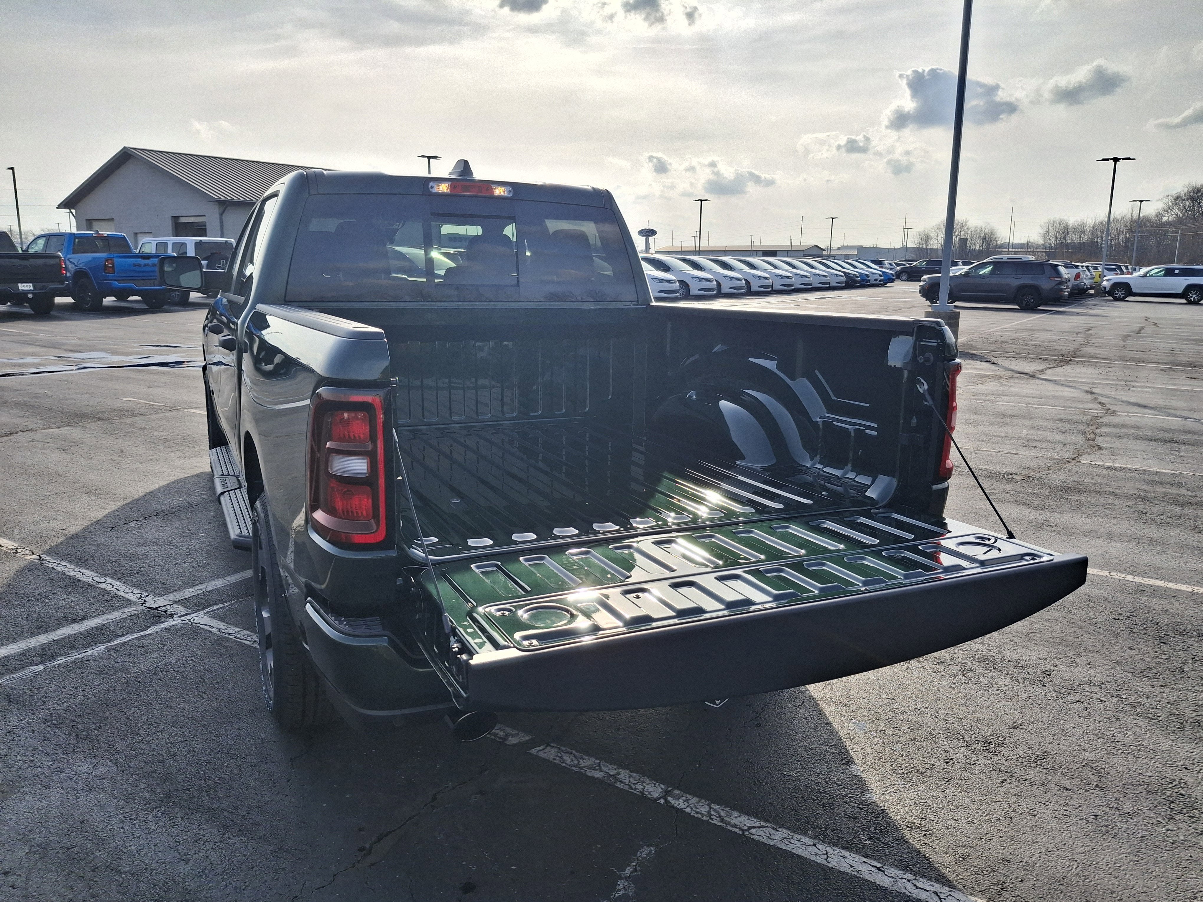 2026 RAM 1500 Express 4x4 Crew Cab 5'7 Box