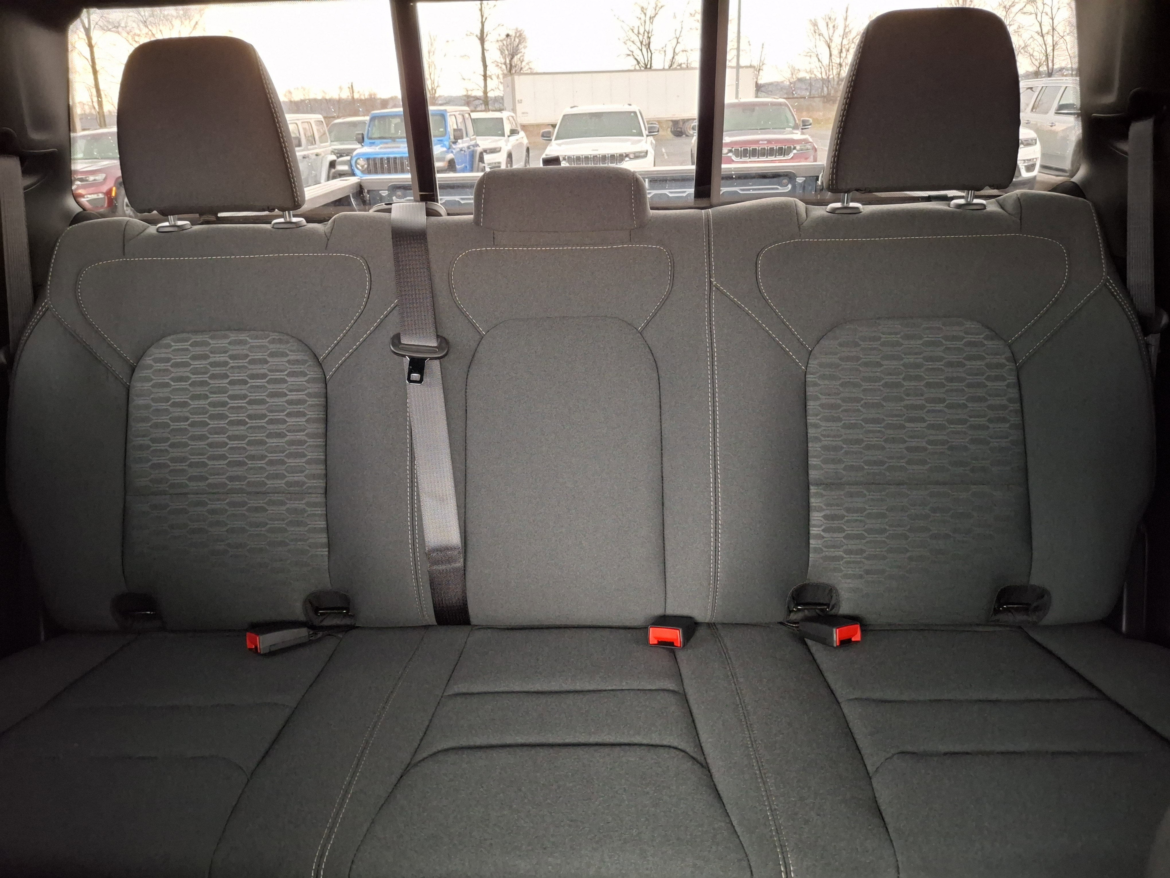 2026 RAM 1500 Express 4x4 Crew Cab 5'7 Box