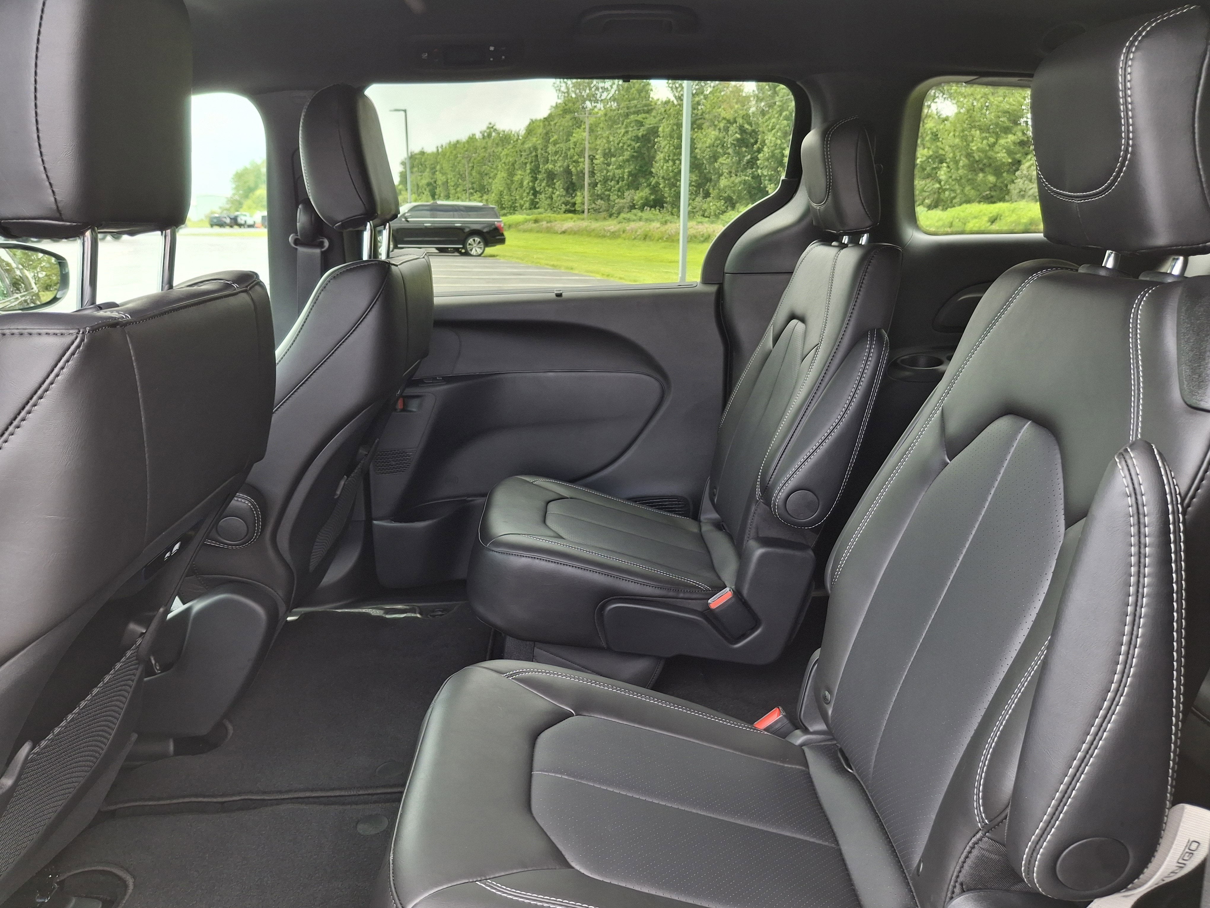 2027 Chrysler Pacifica Select