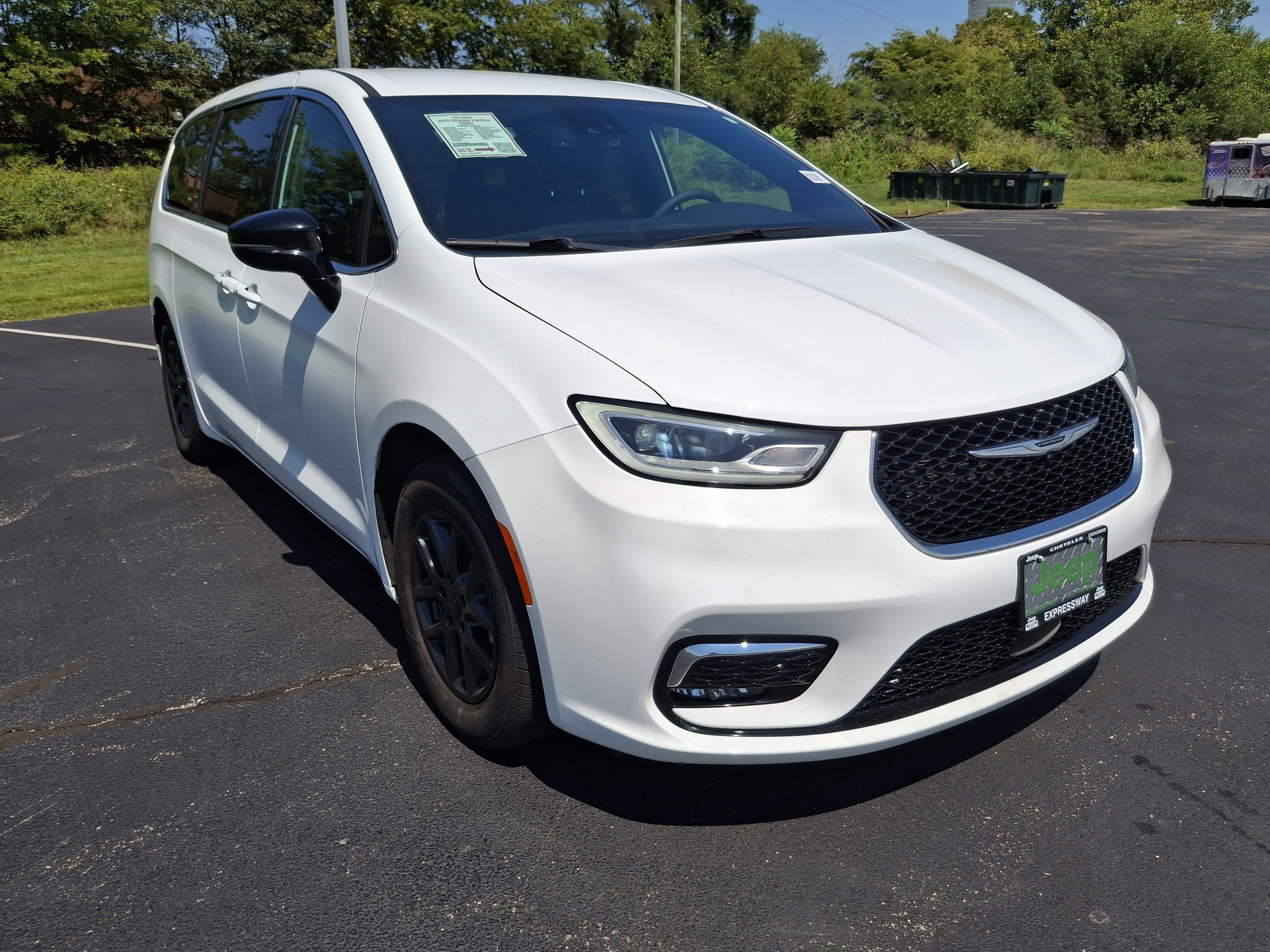 2025 Chrysler Pacifica Select