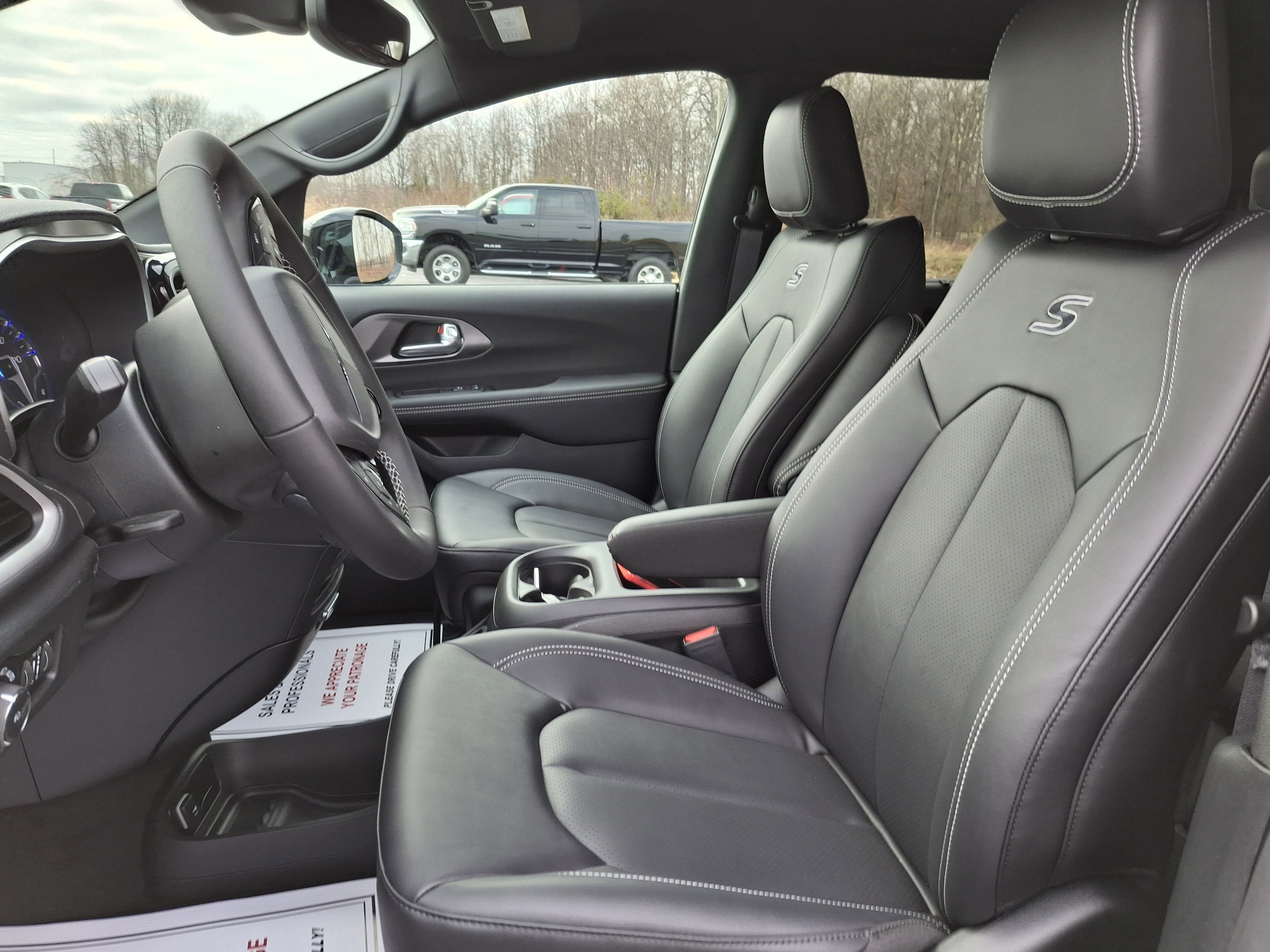 2026 Chrysler Pacifica Select