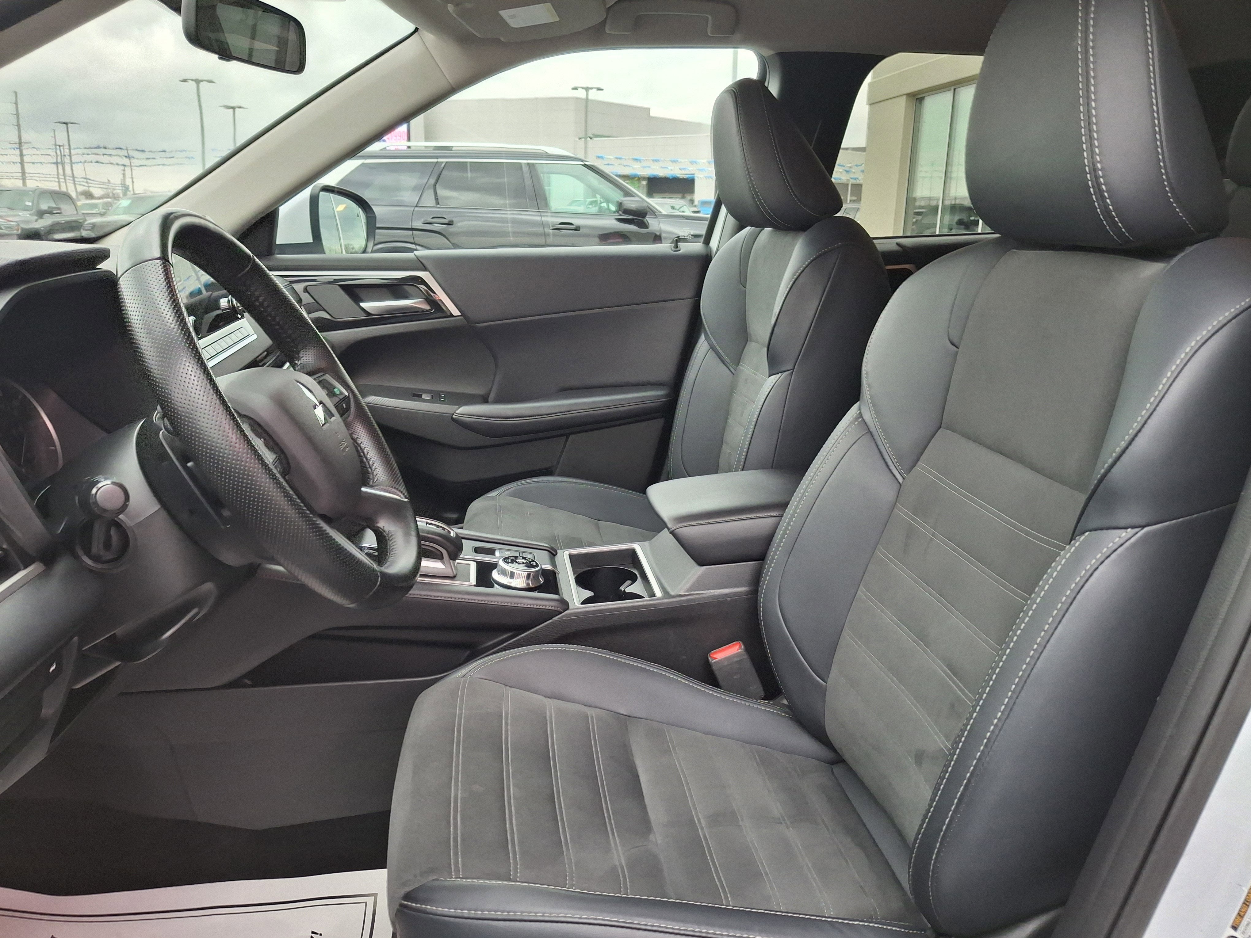 2024 Mitsubishi Outlander Base