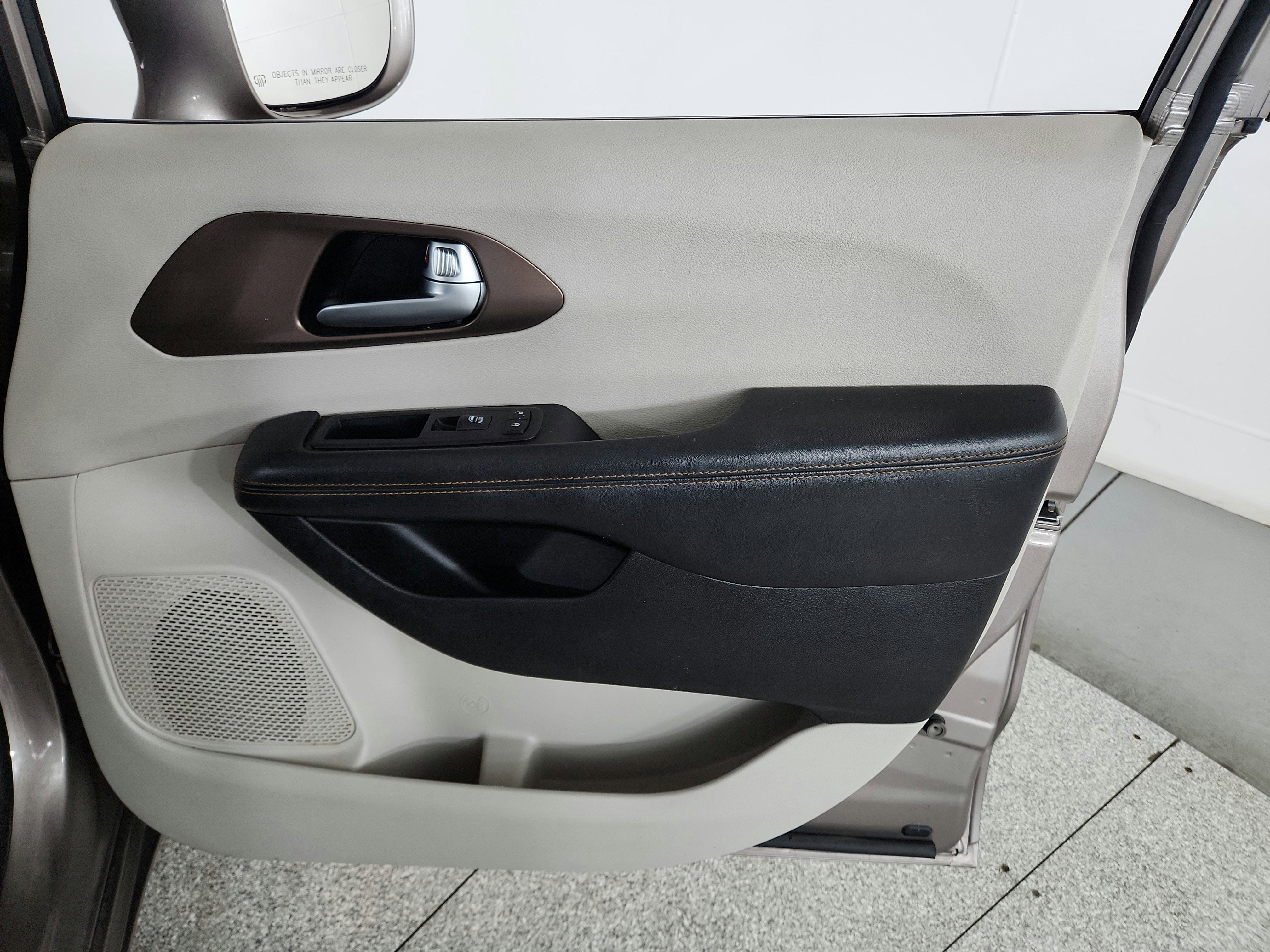 2017 Chrysler Pacifica Touring-L