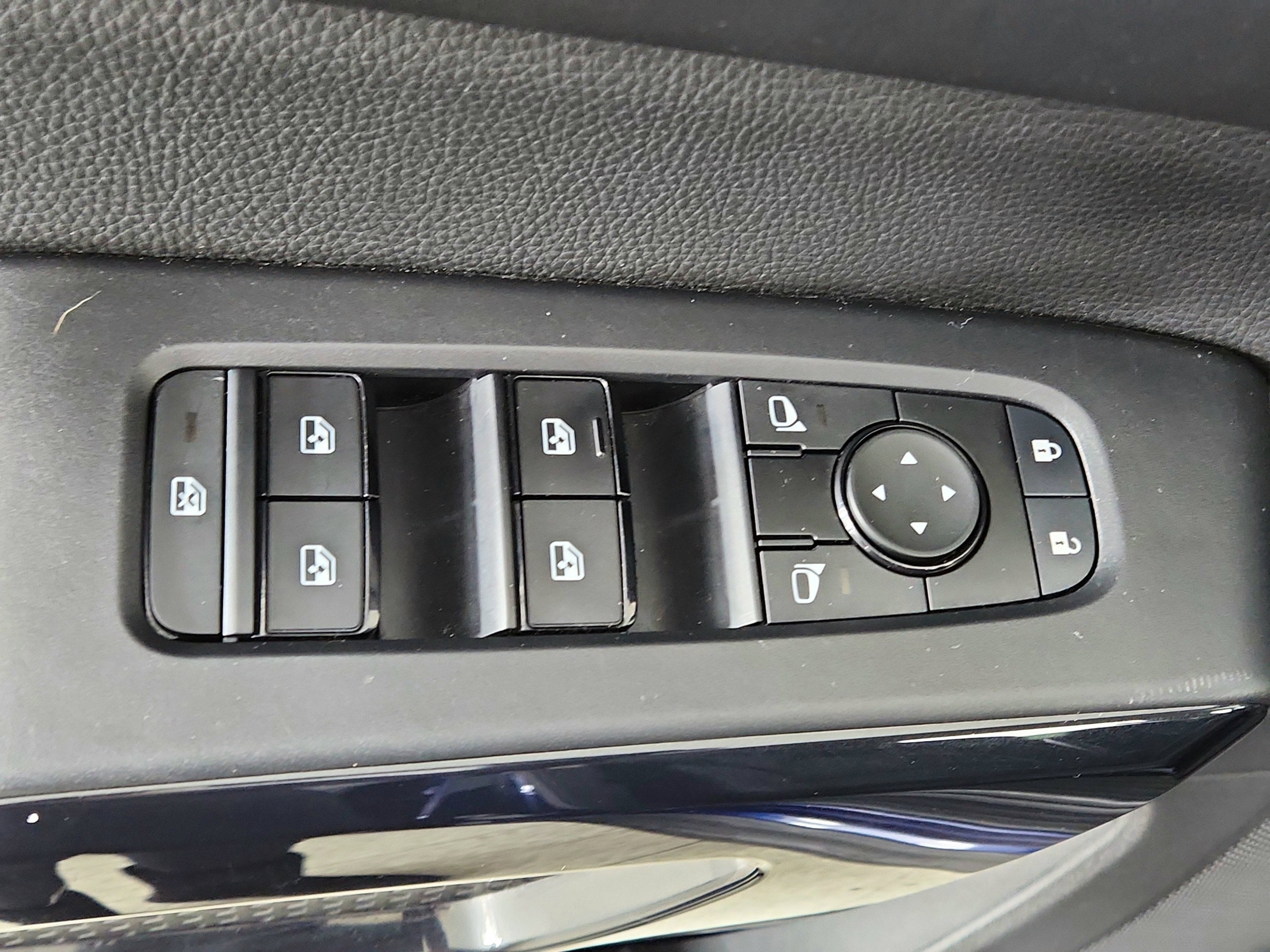 2023 Nissan Pathfinder SV