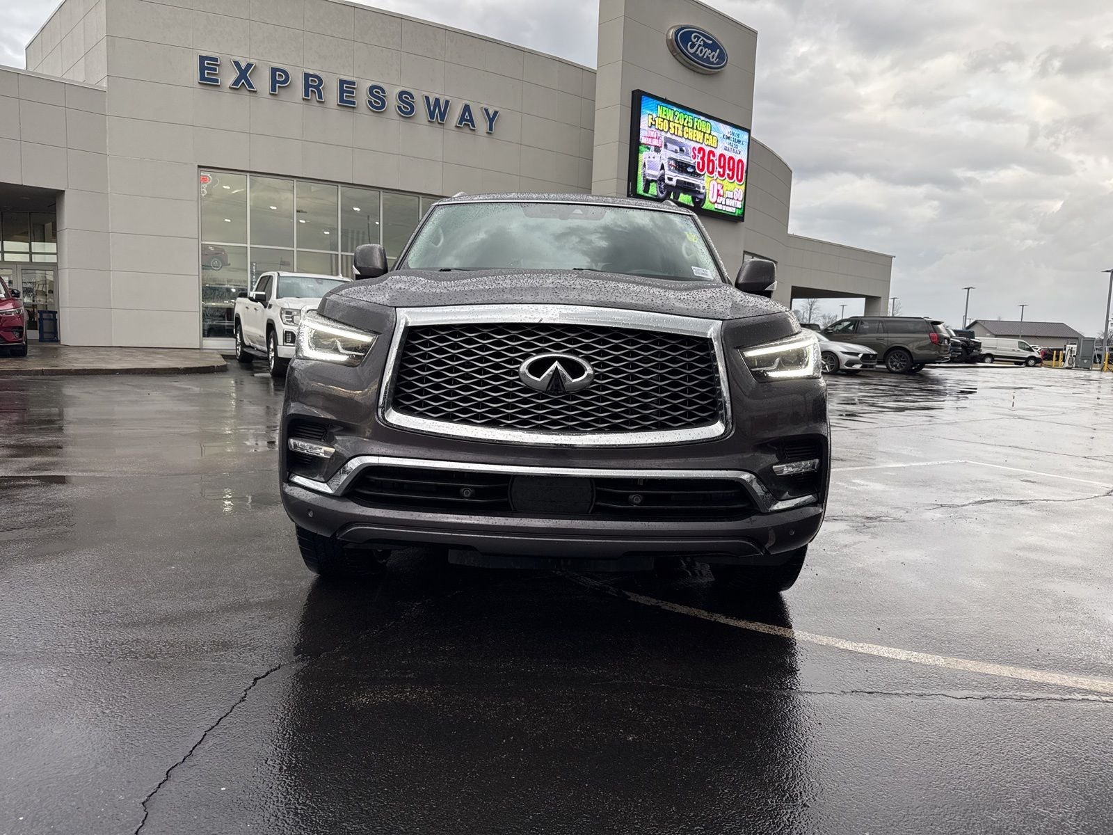 2023 INFINITI QX80 LUXE
