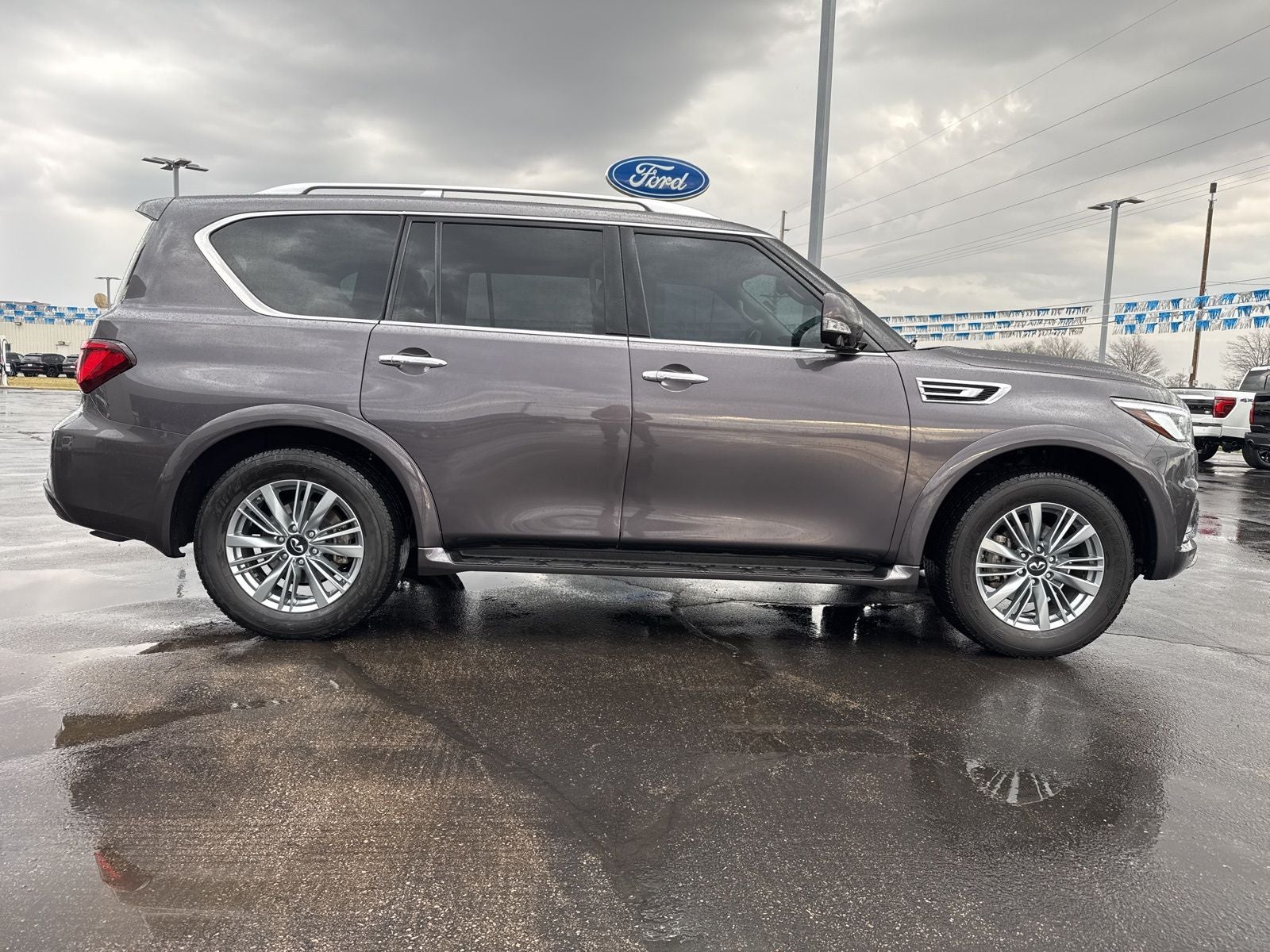 2023 INFINITI QX80 LUXE