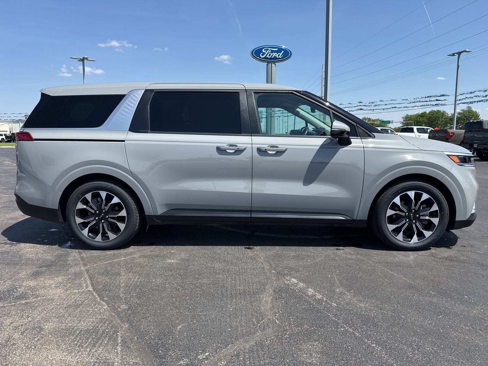 2024 Kia Carnival EX